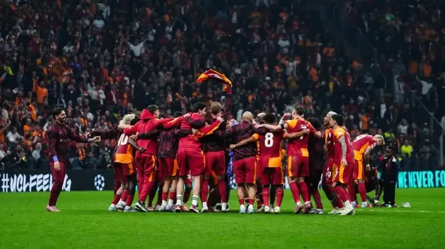 Les joueurs de Galatasaray célèbrent leur victoire après le match de la 2e journée de la Ligue des champions de l’UEFA entre Galatasaray et Liverpool, disputé au RAMS Park à Istanbul, en Türkiye, le 30 septembre 2025.
