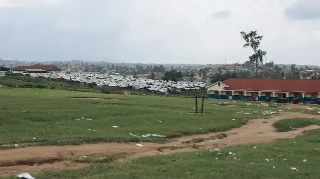Vue générale d'un bureau de vote saccagé après que les électeurs se sont vu refuser le droit de voter à Bunia, dans la province d'Ituri, le 20 décembre 2023. 