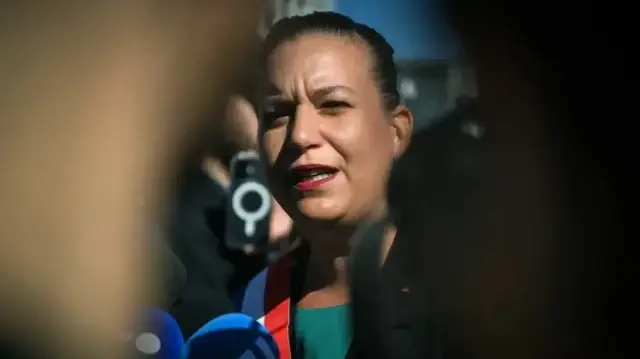 La présidente du groupe parlementaire La France Insoumise - Nouveau Front Populaire, Mathilde Panot, s'adresse à la presse lors des manifestations à Lyon, dans le centre-est de la France, le 18 septembre 2025, lors d'une journée de grèves et de manifestations nationales organisées par les syndicats au sujet du budget national français.