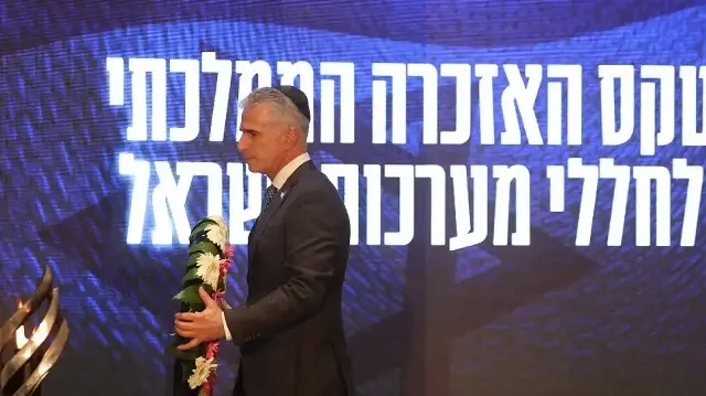 Le chef du service de renseignement israélien Mossad, David Barnea, dépose une gerbe lors d’une cérémonie marquant la Journée du souvenir en hommage aux soldats tombés lors des guerres d’Israël et aux victimes d’attentats, au cimetière militaire du mont Herzl à Jérusalem, le 13 mai 2024.