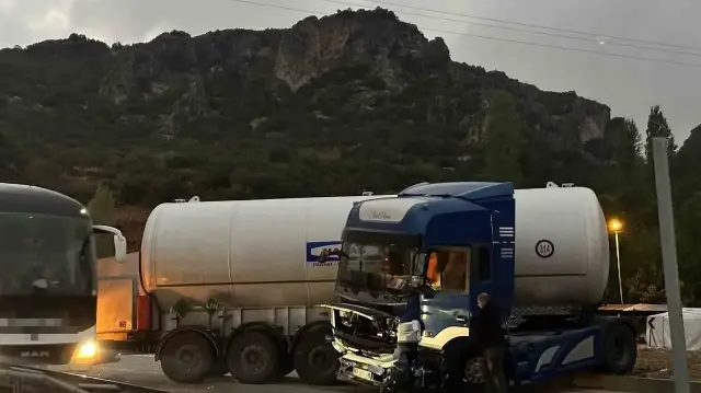 Ekipler tarafından yol kontrollü bir şekilde trafiğe açılırken tırın kaldırma işlemleri devam ediyor.