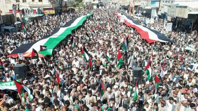 مئات الآلاف من اليمنيين يتظاهرون ضد خطة ترامب بشأن غزة