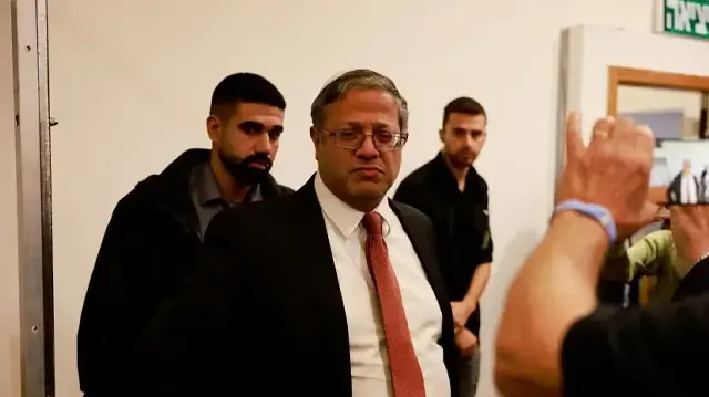 Le ministre israélien de la Sécurité nationale, issu de l’extrême droite, Itamar Ben Gvir, entre au tribunal de district de Tel-Aviv et s’adresse aux médias avant l’ouverture de l’audience du Premier ministre Benjamin Netanyahu, le 10 décembre 2024.