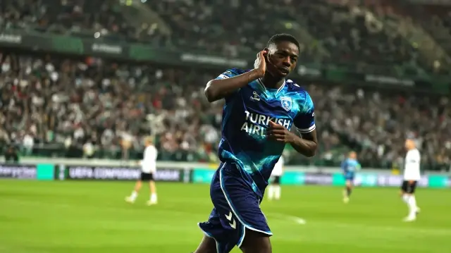 Le joueur néelandais de Samsunspor Anthony Musaba célébrant son but lors du match de la ligue conférence opposant Samsunspor à Légia Varsovie, à Varsovie, le 2 octobre 2025.