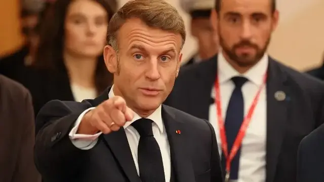 Le président français Emmanuel Macron pointe du doigt à la fin du 7e sommet de la Communauté politique européenne (CPE) au Bella Center de Copenhague, au Danemark, le 2 octobre 2025. 
