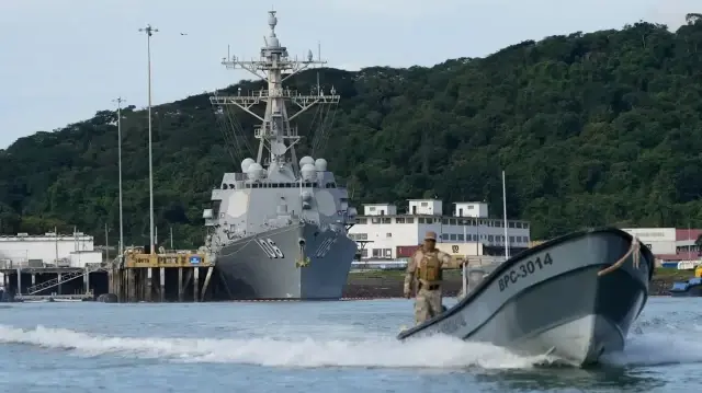 Сенаторы США требуют от Пентагона обосновать удары по судам в Карибском бассейне.
