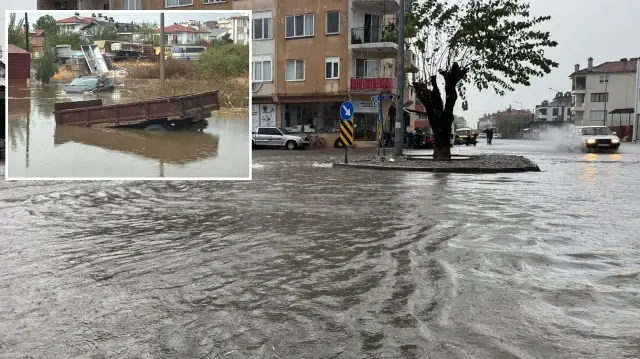 Sağanak nedeniyle cadde ve sokaklar göle döndü