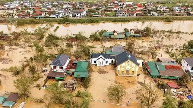 Les eaux d'inondation entourant les maisons après le passage du typhon Bualoi sur la commune de Lam Thanh dans la province de Nghe An, le 30 septembre 2025.