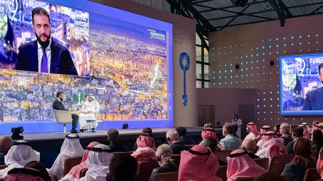 Le président par intérim syrien Ahmed al-Sharaa (au centre à gauche) s'exprime lors de la conférence Future Investment Initiative (FII) à Riyad, le 29 octobre 2025.