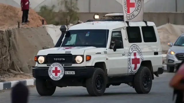 جيش الاحتلال الإسرائيلي يتسلم من الصليب الأحمر جثتي أسيرين في غزة