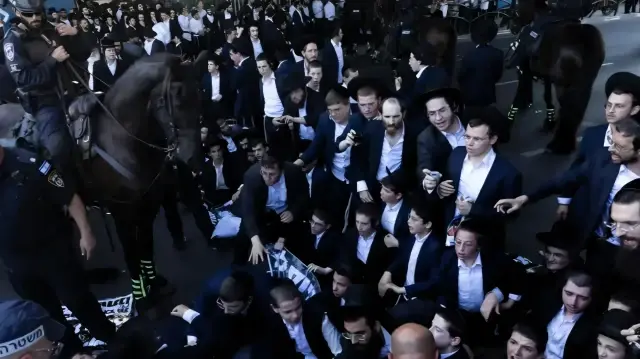 عشرات آلاف المتدينين اليهود يتظاهرون بالقدس رفضا للتجنيد