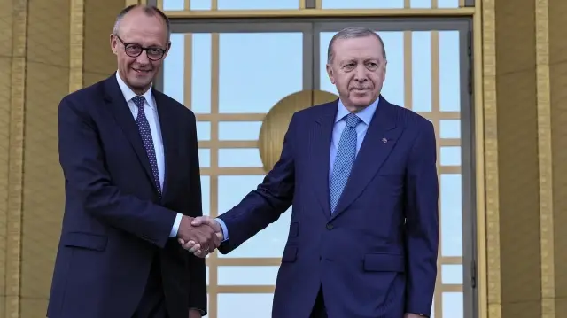 Le président turc Recep Tayyip Erdogan (à droite) serre la main du chancelier allemand Friedrich Merz lors d'une cérémonie de bienvenue avant leur rencontre au complexe présidentiel d'Ankara, le 30 octobre 2025. 