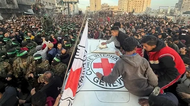 الصليب الأحمر في طريقه لتسلم رفات أسرى إسرائيليين من غزة