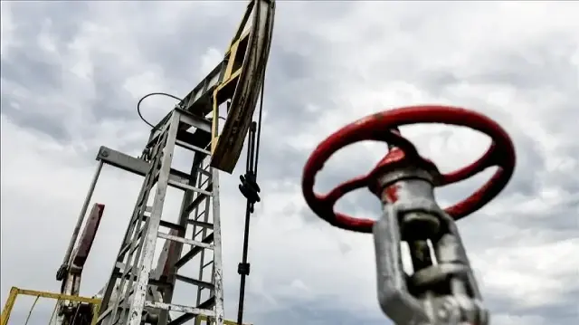 Sous pression américaine, la société publique indienne HMEL met fin à ses importations de brut russe après l’imposition d’un tarif punitif de 50 % par Washington.