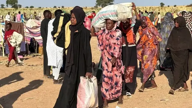 Des Soudanais déplacés qui ont fui El-Fasher après la chute de la ville aux mains des Forces de soutien rapide (RSF) arrivent dans la ville de Tawila, dans la région du Darfour occidental, déchirée par la guerre, le 28 octobre 2025.