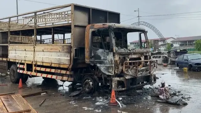 Cette capture d'écran tirée d'une vidéo AFPTV filmée le 28 octobre 2025 à Douala montre un véhicule calciné détruit lors des manifestations.