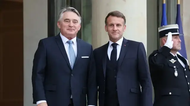 Le président français Emmanuel Macron accueille le président de la présidence de Bosnie-Herzégovine Zeljko Komsic (à gauche) avant une réunion dans le cadre du 8e Forum de Paris sur la paix à l'Élysée, à Paris, le 29 octobre 2025.