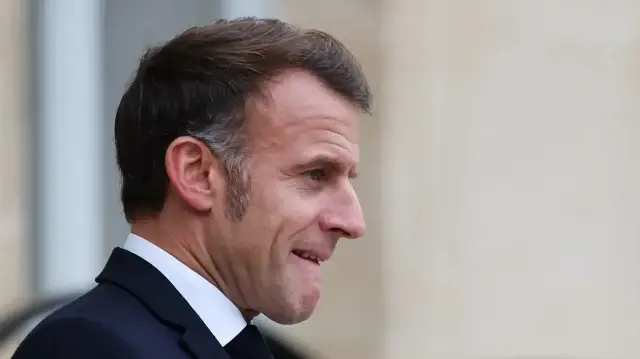 Le président français Emmanuel Macron attend l'arrivée des membres de la présidence tripartite de Bosnie-Herzégovine avant leur réunion dans le cadre du 8e Forum de Paris sur la paix, à l'Élysée, à Paris, le 29 octobre 2025.
