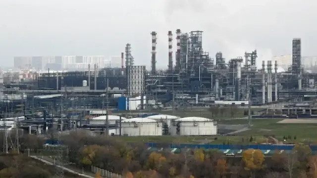 Индия сокращает закупки российской нефти после санкций США.