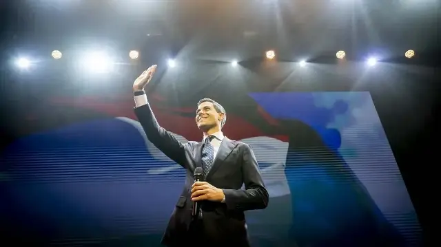 Le chef du parti D66 (Démocrates 66), Rob Jetten, salue ses partisans sur scène après l'annonce des résultats des élections législatives néerlandaises lors d'une soirée électorale organisée par le parti à Leyde, le 29 octobre 2025.