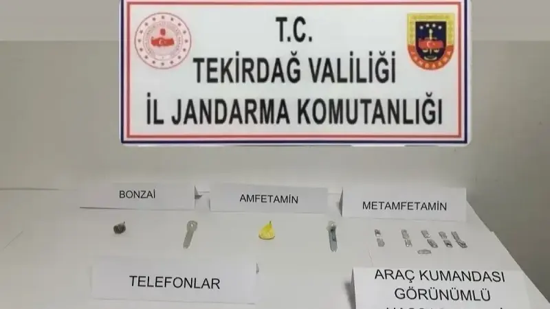 Yapılan üst aramasında 11 adet satışa hazır halde toplam 5,5 gram metamfetamin, 1 adet 3,9 gram amfetamin, 1 adet 0,66 gram bonzai, 2 adet uyuşturucu kullanma aparatı ile araba anahtarı görünümlü 1 adet hassas terazi ele geçirildi.