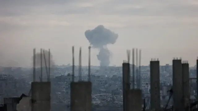 Un panache de fumée s'élève après une frappe israélienne dans la ville de Gaza, le 29 octobre 2025.