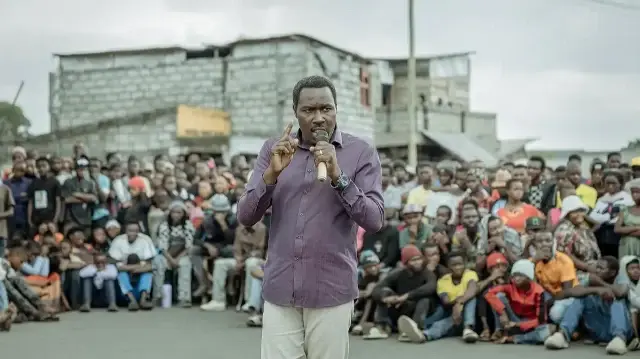 Juvénal Shimimana, chef de l'équipe de mobilisation de l'AFC-M23, s'adresse aux habitants au sujet de la sécurité et de la coexistence pacifique lors d'une réunion tenue dans le quartier de Katoyi à Goma, le 24 octobre 2025.