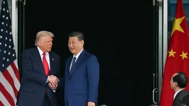 Le président américain Donald Trump (à gauche) et le président chinois Xi Jinping se serrent la main à la fin de leurs discussions à la base aérienne de Gimhae, située à côté de l'aéroport international de Gimhae à Busan, le 30 octobre 2025.