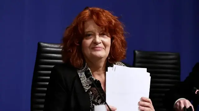 La procureure de Paris, Laure Beccuau, arrive pour une conférence de presse en compagnie de représentants de la Brigade de répression du banditisme (BRB) et de l'Office central de lutte contre le trafic de biens culturels (OCBC), à propos de l'ouverture d'une enquête judiciaire sur le vol de bijoux au musée du Louvre, à Paris, le 29 octobre 2025.