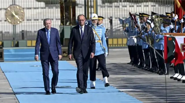 الرئيس أردوغان يستقبل ميرتس بمراسم رسمية في أنقرة