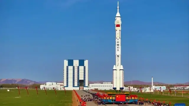 Le vaisseau Shenzhou-21 sera lancé vendredi avec trois astronautes chinois, tandis qu’un astronaute pakistanais rejoindra une mission distincte à court terme.