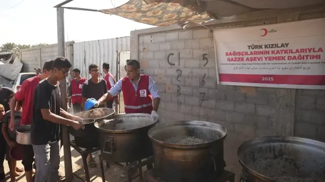 الهلال الأحمر التركي يبدأ توزيع تبرعات لحوم الأضاحي لفلسطينيي غزة