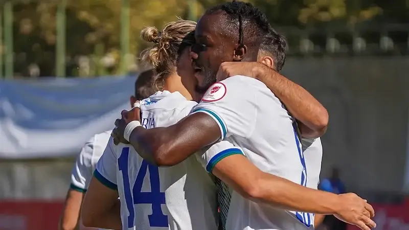 Rizesporlu futbolcuların gol sevinci.