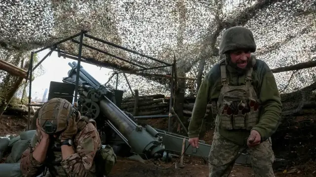 Украинские артиллеристы ведут огонь из гаубицы возле Покровска в Донецкой области