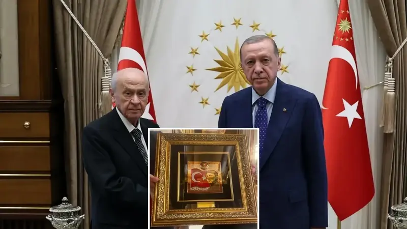 Bahçeli, Cumhurbaşkanı Erdoğan'a Cumhuriyetin 102. yılı anısına resmi ve imzalı tablo hediye etti.