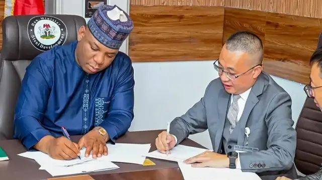 Le gouvernement nigérian a signé un accord de 400 millions de dollars avec Stellar Steel, une filiale du groupe chinois Inner Galaxy Group, pour la construction d'une aciérie intégrée à Ewekoro, dans l'État d'Ogun. Cet accord a été signé par le ministre du Développement sidérurgique, le prince Shuaibu Abubakar Audu.