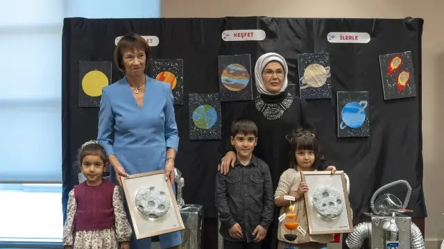 عقيلتا أردوغان وميرتس تتجولان في المكتبة الوطنية الرئاسية بأنقرة