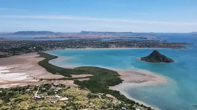 La ville de Diégo-Suarez et ses nuances infinies de bleu, vue du sommet des Montagnes des français, au Madagascar.