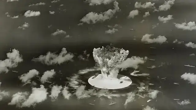 امریکی صدر ڈونلڈ ٹرمپ نے اپنی فوج کو حکم دیا کہ وہ نیوکلیئر ہتھیاروں کے تجربات فوراً دوبارہ شروع کرے۔ 
