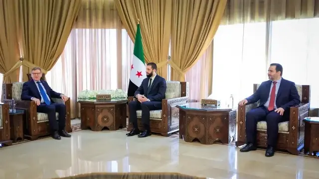 Le président syrien Ahmad al-Sharaa a reçu à Damas une délégation allemande de haut niveau conduite par le ministre des Affaires étrangères Johann Wadephul, en présence du ministre syrien des Affaires étrangères Asaad al-Shaibani, le 30 octobre 2025.
