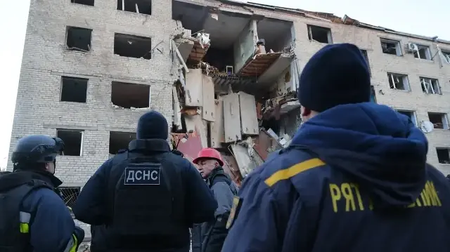 Des sauveteurs ukrainiens travaillent sur le site d'un bâtiment fortement endommagé à la suite d'une attaque aérienne à Zaporijia, le 30 octobre 2025, dans le contexte de l'invasion russe de l'Ukraine.