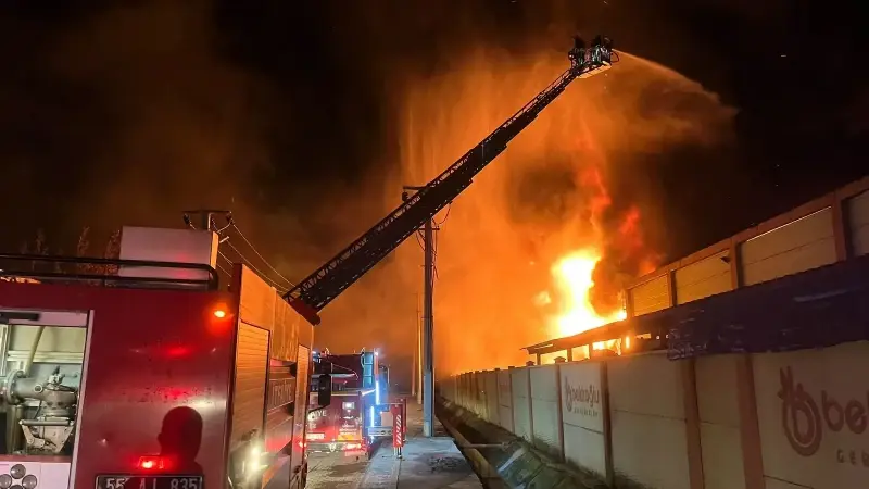 İtfaiye ekipleri yangını söndürmek için çalışma başlattı.