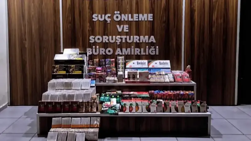 Operasyon sonucu birçok kaçak ürün ele geçirildi.