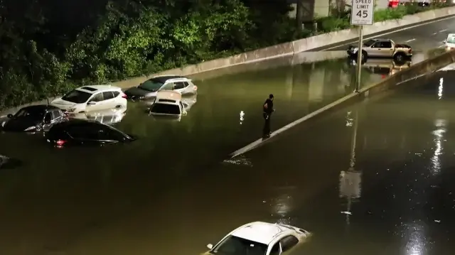 Рекордные дожди вызвали хаос и подтопления в Нью-Йорке.