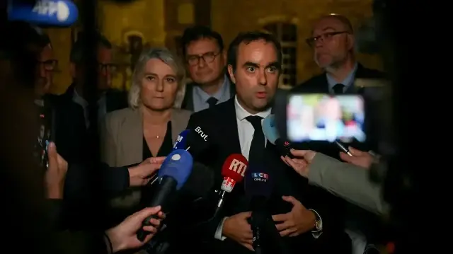 Le Premier ministre français Sébastien Lecornu (à droite) s'adresse aux médias aux côtés de la ministre française de la Santé Stéphanie Rist (au centre) après avoir visité l'hôpital et le centre de santé de Carentan, dans le nord-ouest de la France, le 30 octobre 2025. 