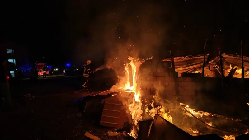 Çorum Belediyesi itfaiye ekiplerince söndürülen yangın nedeniyle evde hasar meydana geldi.