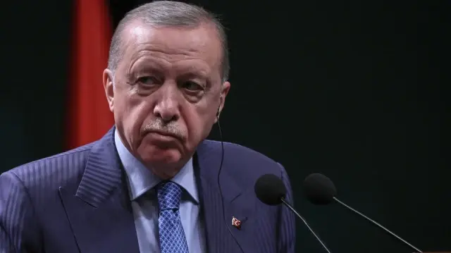 Le président turc Recep Tayyip Erdogan participe à une conférence de presse conjointe avec la chancelière allemande au complexe présidentiel d'Ankara, le 30 octobre 2025.