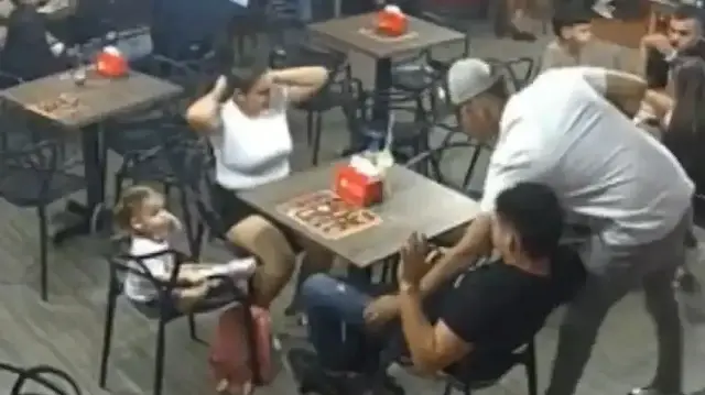 Meksikalı şarkıcıya silah çekip eşyalarını çaldılar