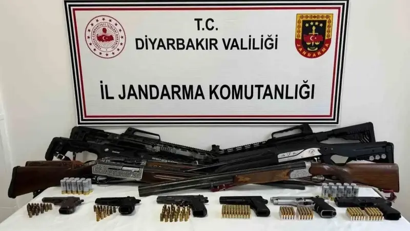 Ele geçirilen ruhsatsız silahlar.