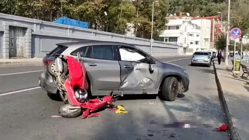 34 NBZ 585 plakalı motosiklet sürücüsü "U" dönüşü yapan otomobille çarpıştı. 
